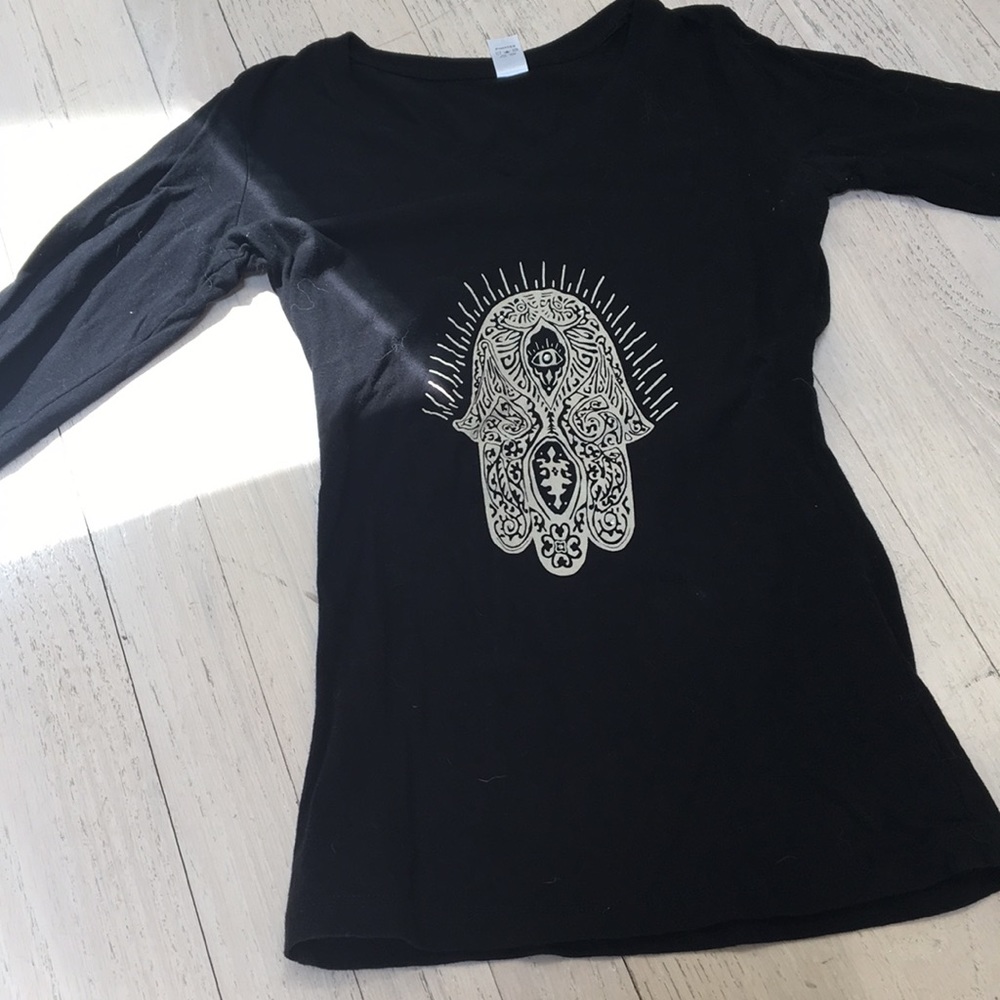 Long sleeve tee with hamsa